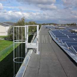 Echelle de toiture avec crinoline, utilisée pour accéder aux panneaux solaire pour l'entretien.